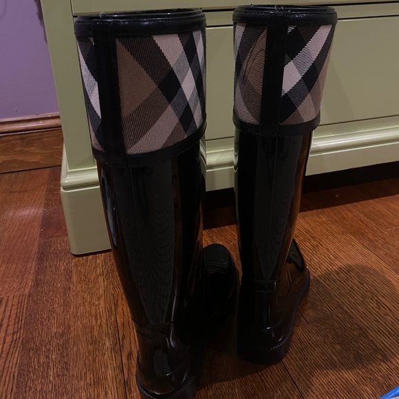 BURBERRY
Nova Check Pattern Rubber Rain Boots - Picture 3 of 7